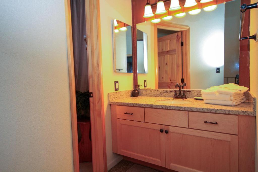 马姆莫斯湖Sierra Park Villas #82的一间带水槽和大镜子的浴室