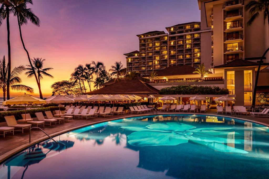 檀香山哈利库拉尼酒店的日落时分在度假村的一个游泳池