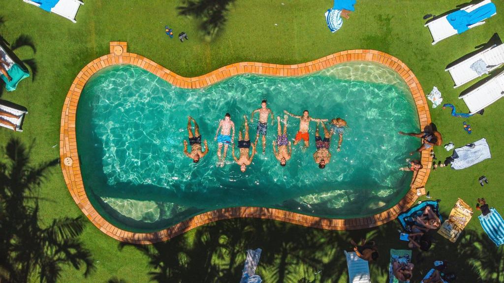 黄金海岸冲浪者背包客巴兹旅舍的一群人在水上公园的游泳池里