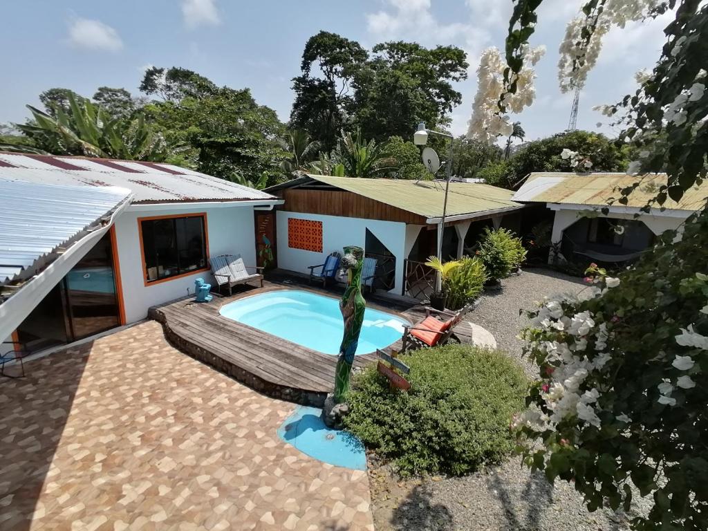 卡维塔Cabinas Cahuita的享有带游泳池的房子的景色