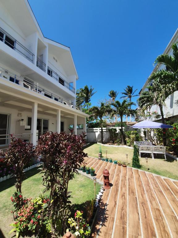 长滩岛ClubBoracay Apartelle的享有房子后院的景色