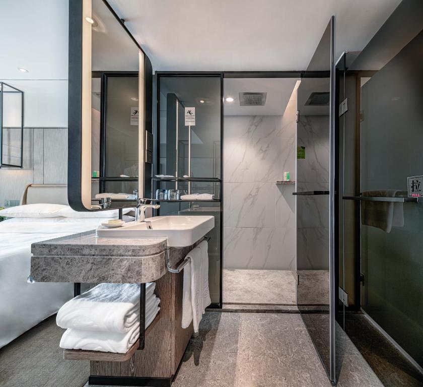 广州广州华厦大酒店的一间带水槽和淋浴的浴室