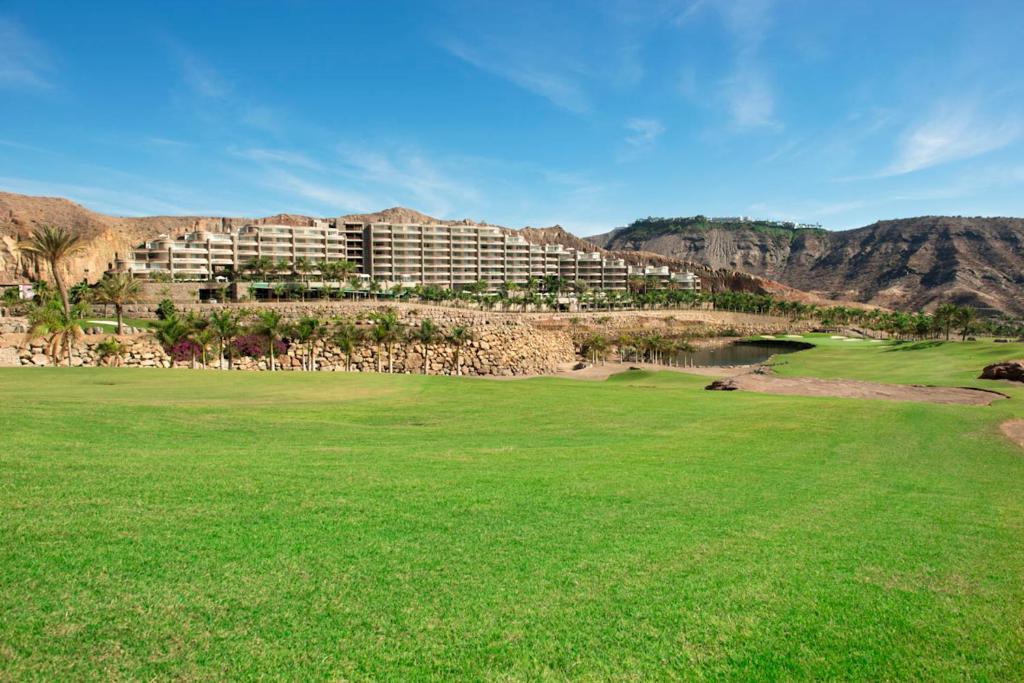 莫甘Anfi del Mar Tauro Golf 2 Emerald Club的享有度假村景色的高尔夫球场
