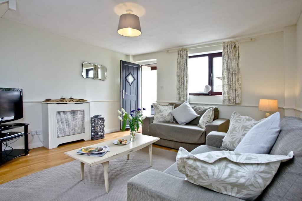 布德East Thorne - Cornwall的客厅配有沙发和桌子