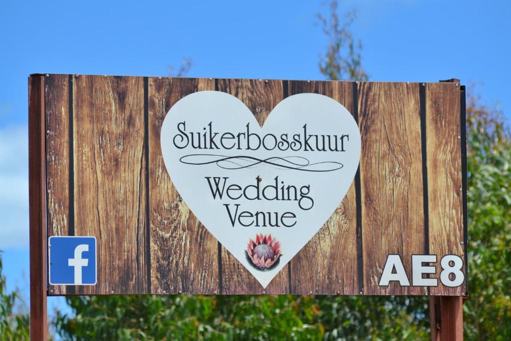 AmsterdamSuikerbosskuur Rondavel & Chalet的婚礼场地的标志