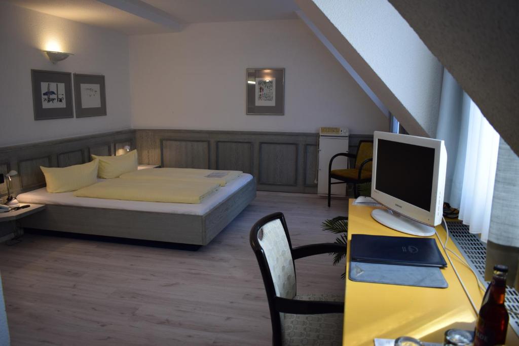 纽伦堡大道酒店的一间卧室配有一张床和一张桌子,上面配有电脑