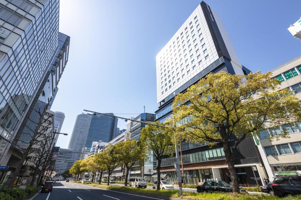 名古屋Sanco Inn Grande Nagoya -HOTEL & SPA-的城市中拥有高楼街道