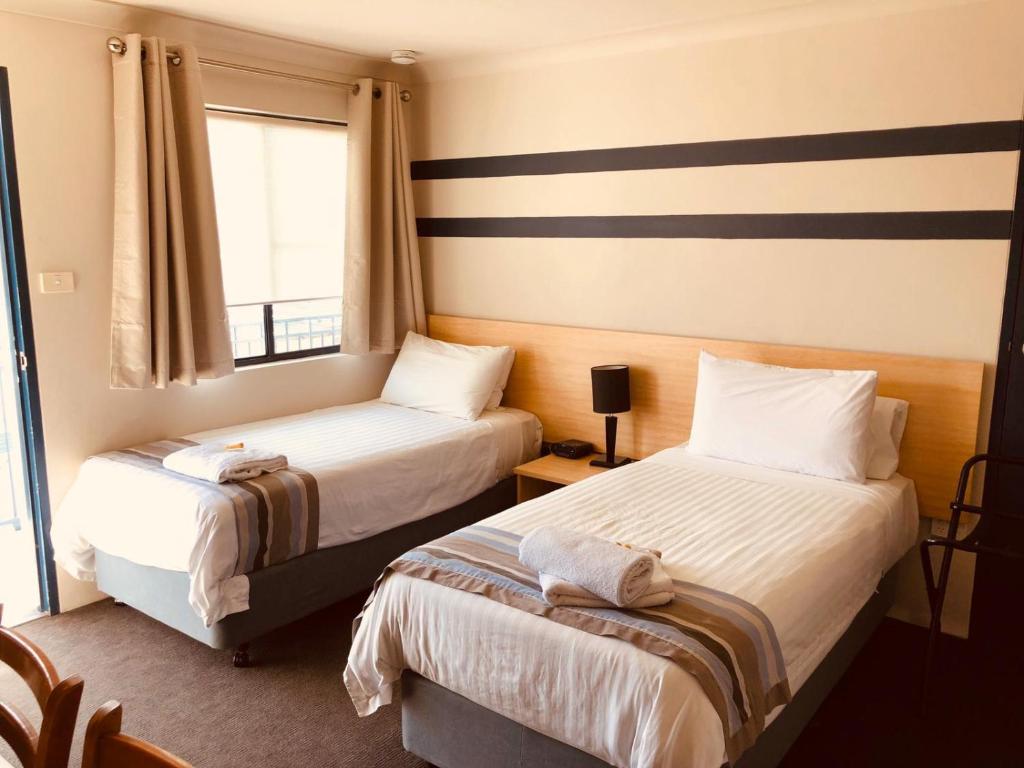 马瑟尔布鲁克红杉汽车旅馆的酒店客房设有两张床和窗户。