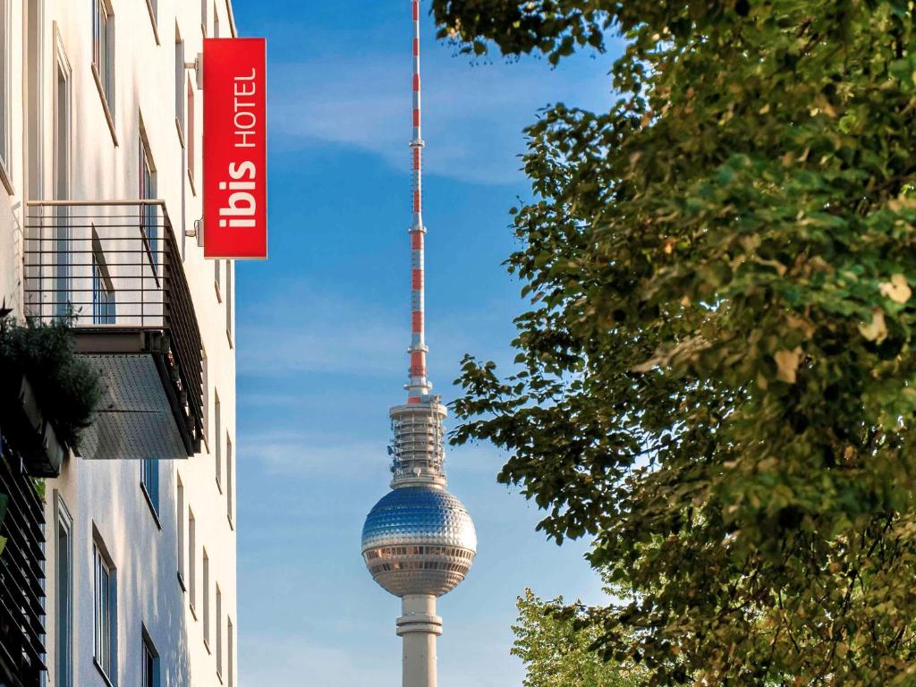 柏林柏灵米特宜必思酒店的享有柏林电视塔的景色