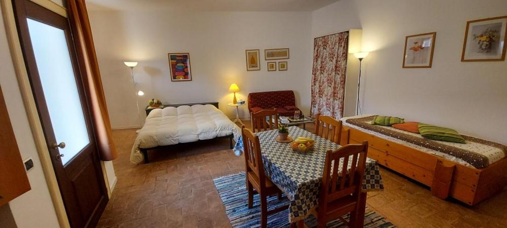奥维多多莫早餐加住宿旅馆的客房设有带一张床和一张桌子的卧室