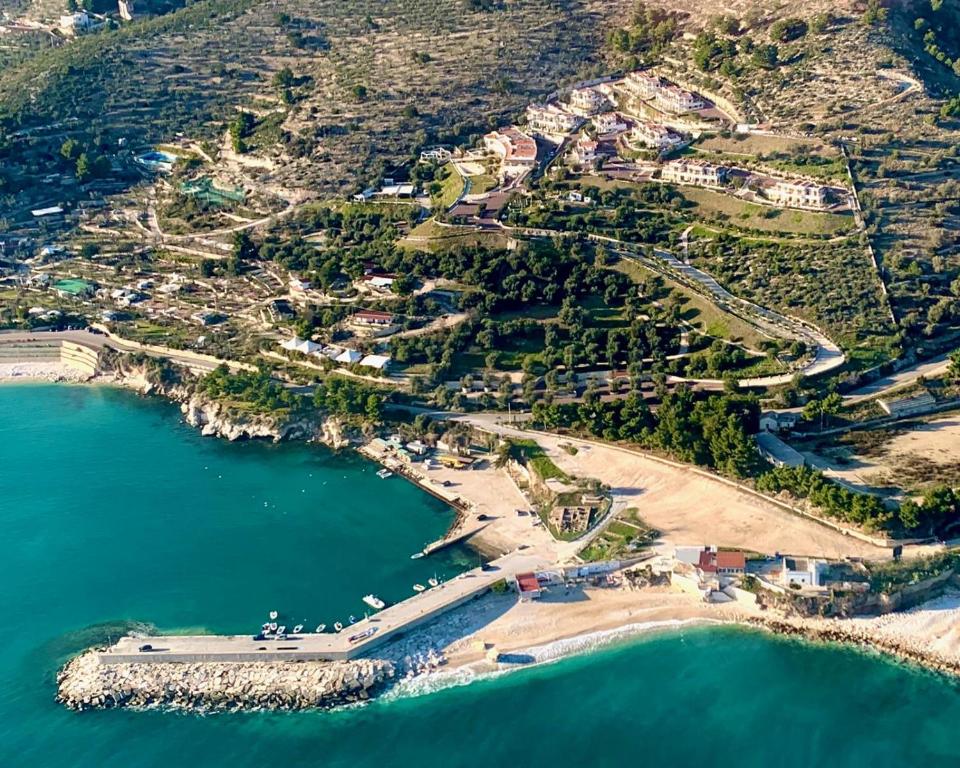 马蒂纳塔Holiday Lodge al Porto的享有海滩和海洋的空中景致