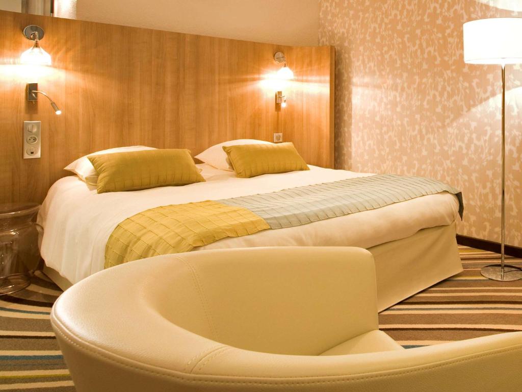 昂热Mercure Angers Centre de Congrès的一间卧室配有一张床和浴缸