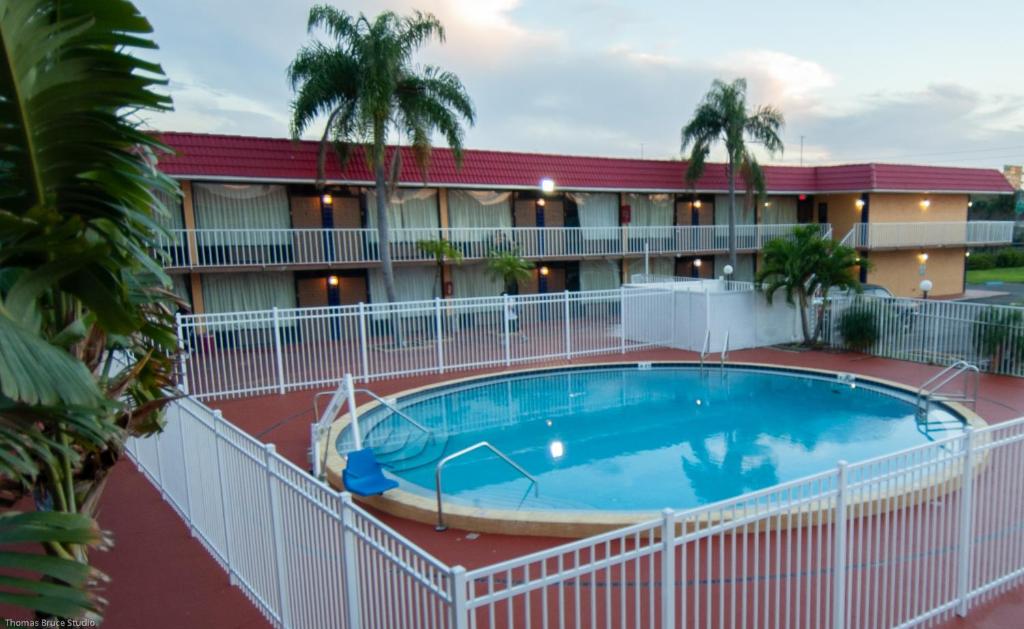 克利尔沃特Express Inn & Suites - 5 Miles from St Petersburg Clearwater Airport的酒店前方的大型游泳池