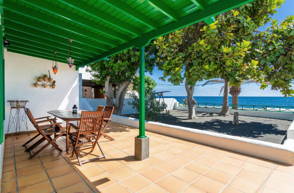 宏达海滩Casajardin的一个带桌椅的海景庭院