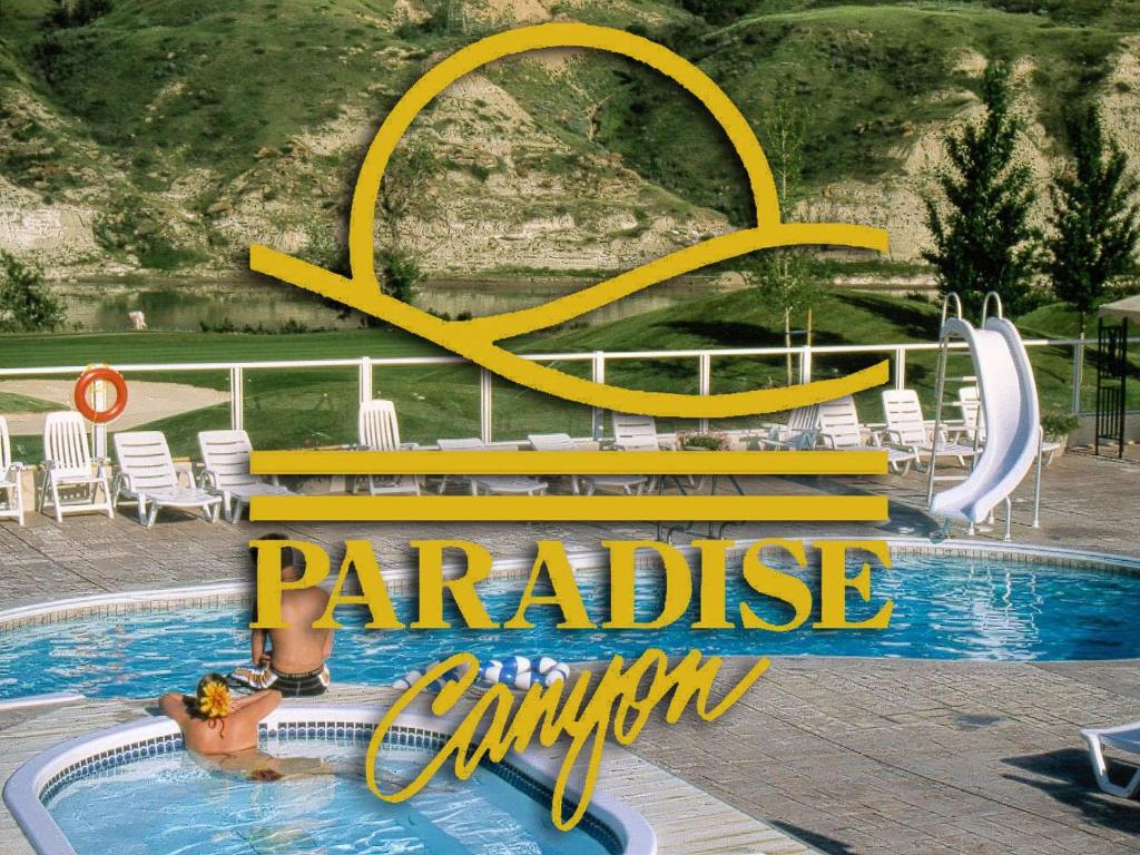 莱斯布里奇Paradise Canyon Golf Resort, Luxury Condo M407的进入游泳池的天堂标志