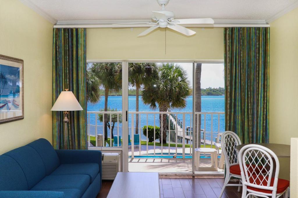 朱庇特Jupiter Waterfront Inn的客厅配有蓝色沙发,享有海景