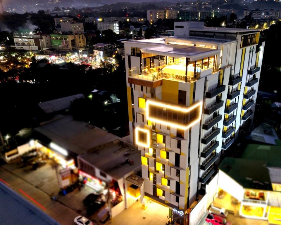 宿务Yello Hotel Cebu powered by Cocotel的夜晚高楼高空的景色