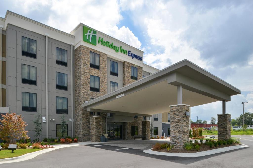 布赖恩特Holiday Inn Express and Suites Bryant - Benton Area, an IHG Hotel的建筑的 ⁇ 染