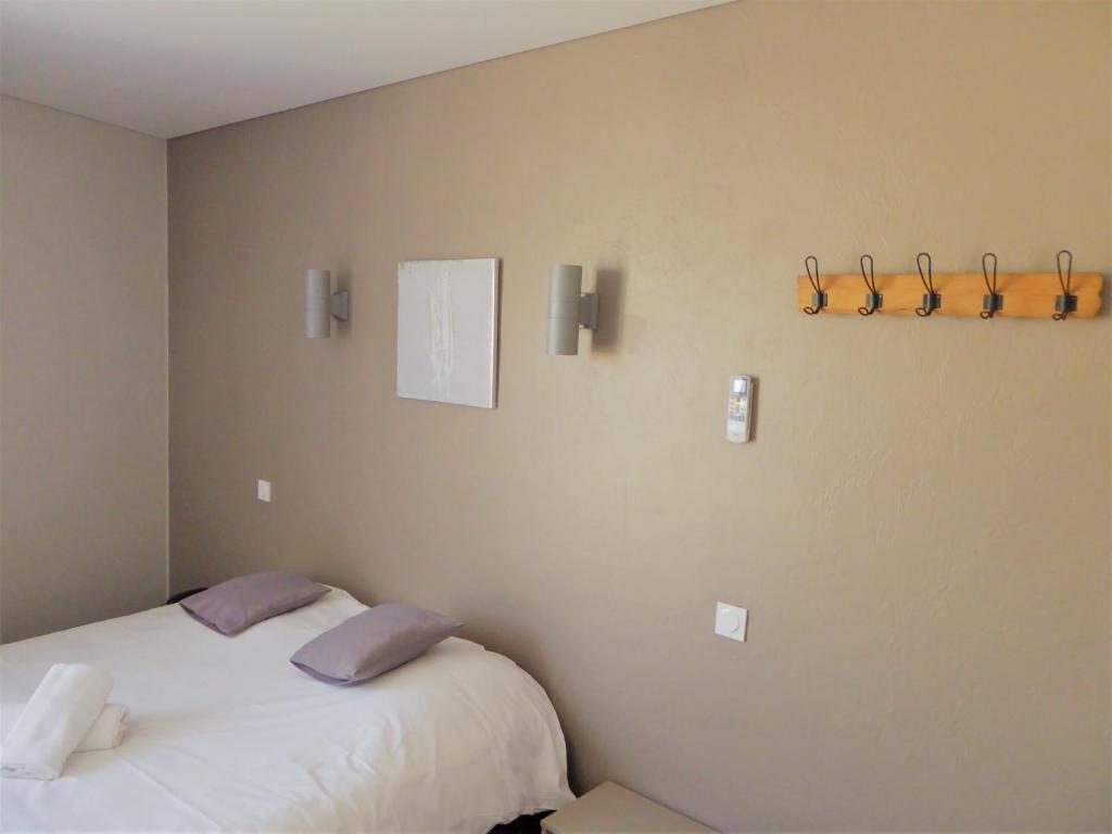 LavoursAuberge de la Paillère的一间卧室配有一张带两个枕头的床