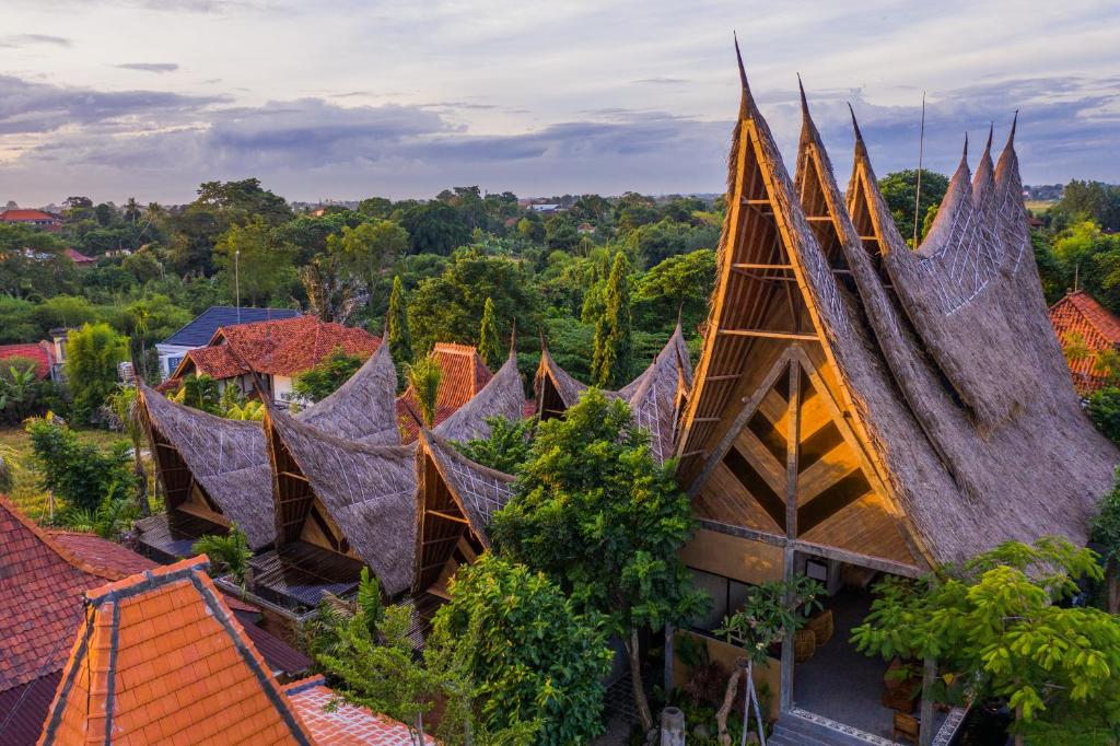 坎古Premadhan Cottage Canggu的教堂屋顶的空中景观