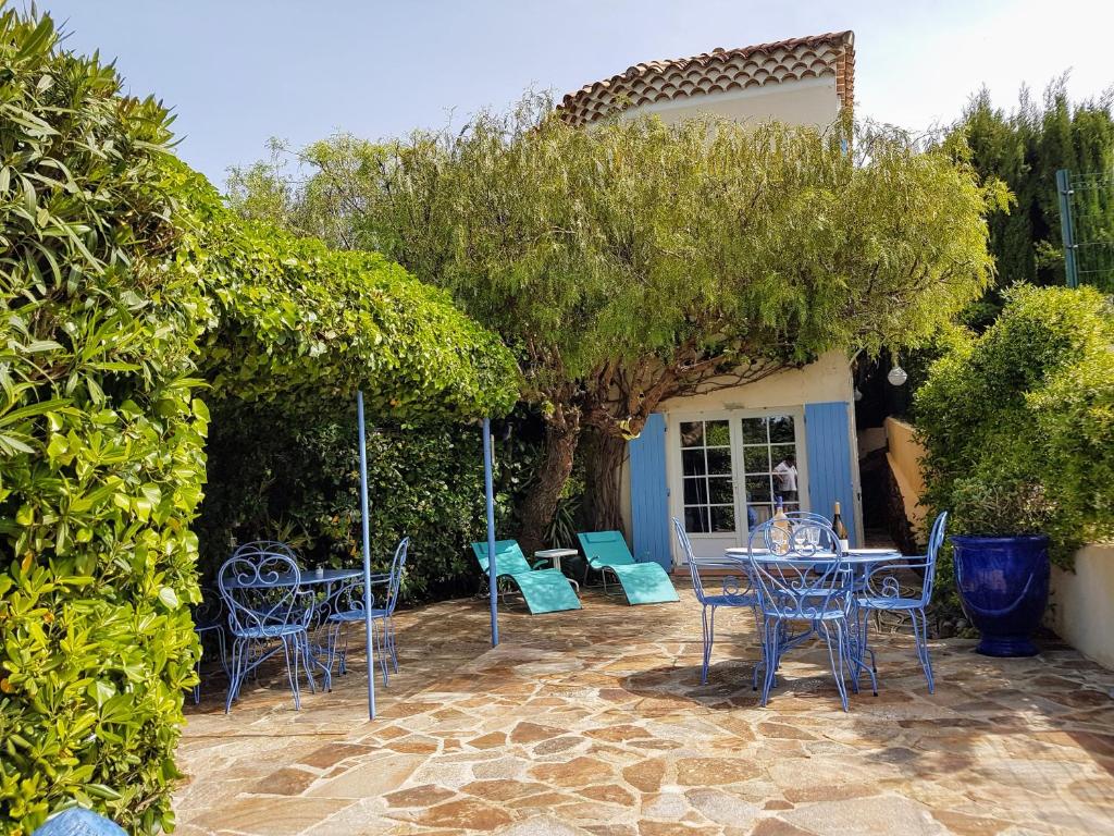 勒·雷约尔·卡纳德尔·苏尔Villa Adriandre的庭院配有桌椅和一棵树