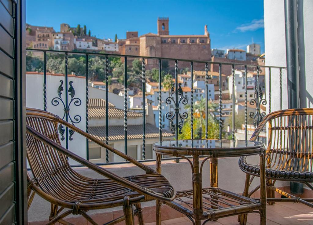 比拉法梅斯Casa Rural la Llar的阳台配有2把椅子和1张桌子,享有城市美景。