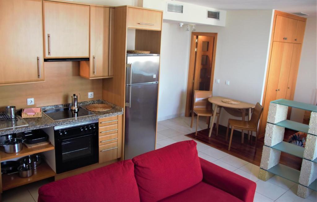 圣克鲁斯-德特内里费Vista Torre的一间厨房,在房间内配有红色沙发