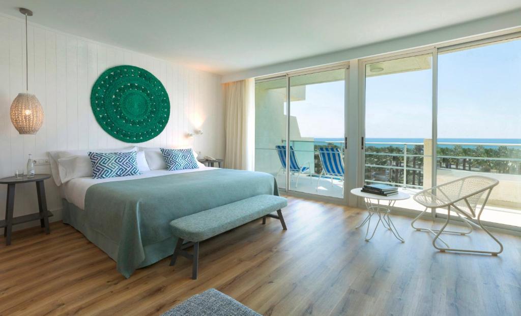 萨洛布鲁玛酒店的一间卧室配有一张床,享有海景