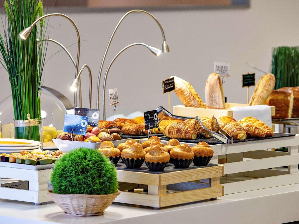 巴黎巴黎十五区凡尔赛门美居酒店的餐桌上的自助面包和糕点