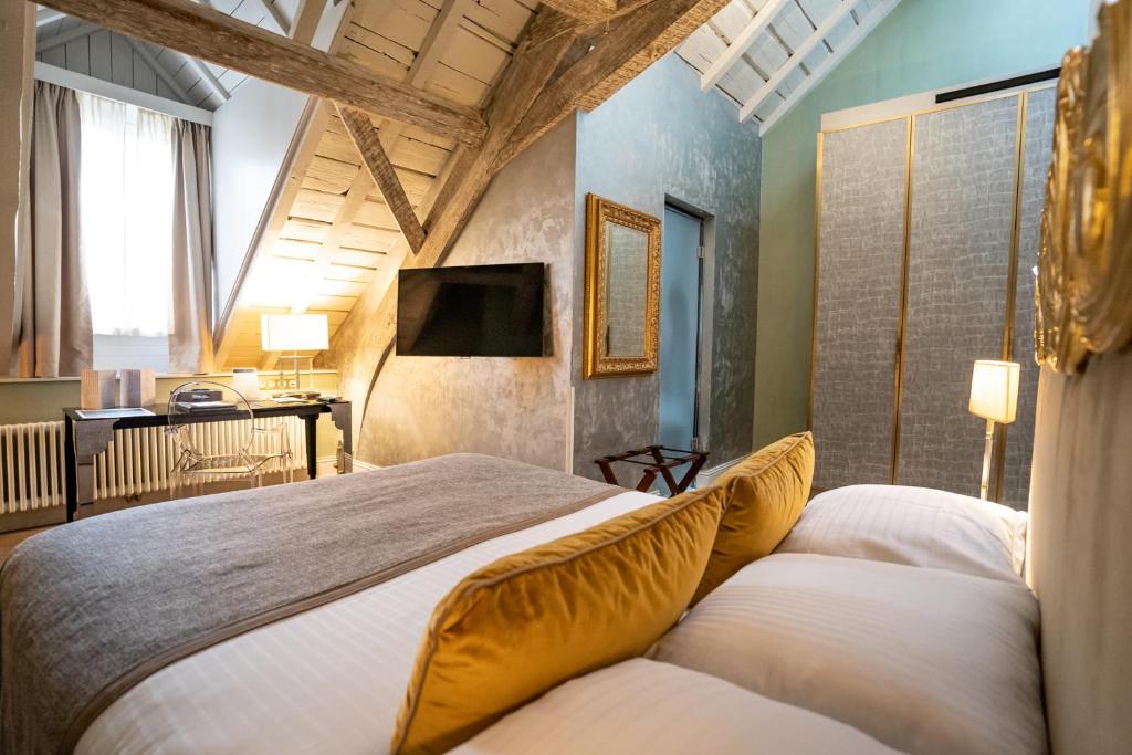 Hotel Le Place d'Armes - Relais & Châteaux客房内的一张或多张床位