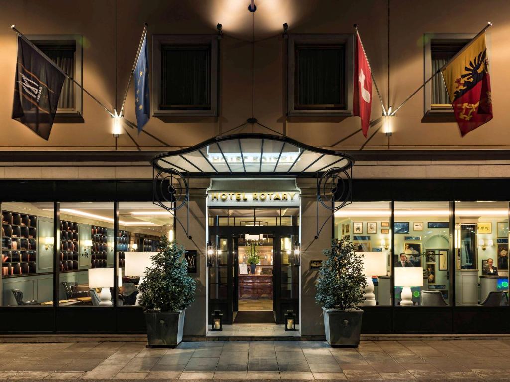 日内瓦Hotel Rotary Geneva - MGallery的前面有两株盆栽植物的商店