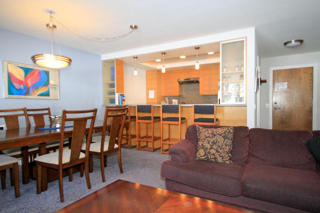马姆莫斯湖Mountainback 062的带沙发的客厅和用餐室