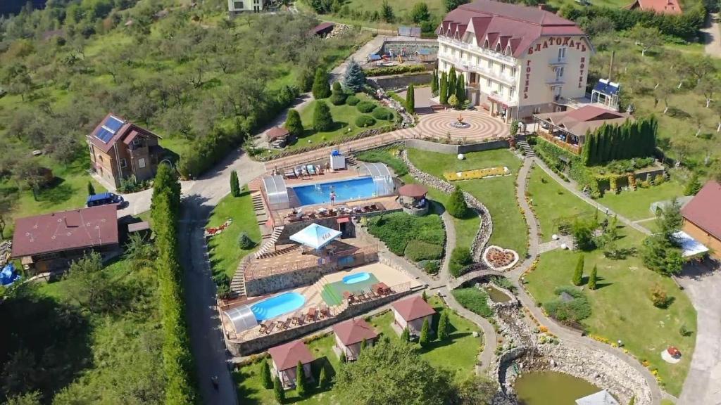 沙安布拉哥达特酒店的享有带游泳池的度假村的空中景致