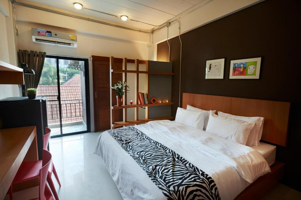 坤敬艾昂吉特池尔房屋酒店的一间卧室设有一张大床和一个窗户。