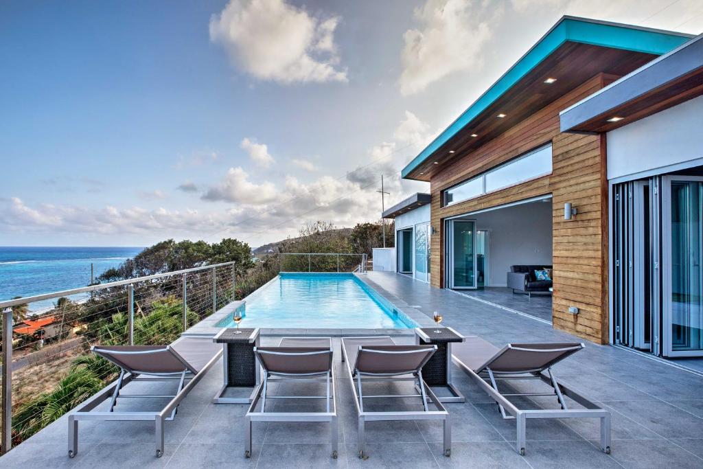 SlobLuxury St Croix Home with Oceanfront Pool and Views的一座带游泳池和大海的房子