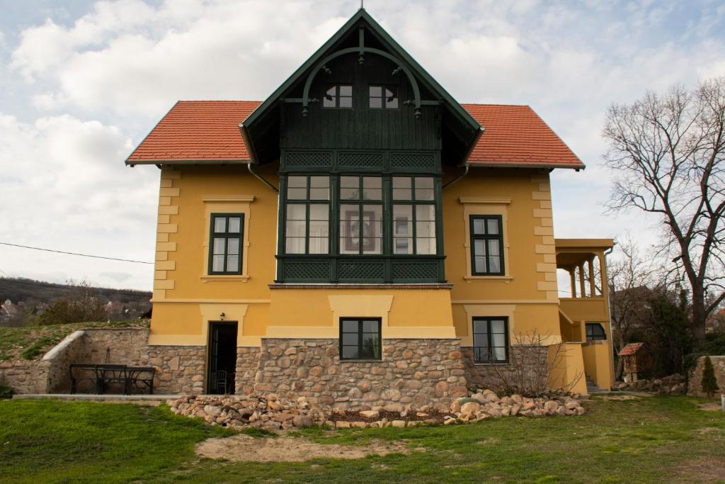 雷夫菲勒普Polyák villa的黄色的房屋,有红色的屋顶