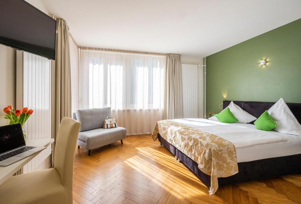 奥尔滕Hotel Oltnerhof - Self Check in的配有一张床和一把椅子的酒店客房