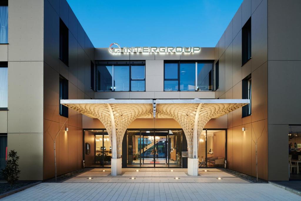 KöschingIntergroup Business & Design Hotel Ingolstadt的享有大楼外景,设有大入口