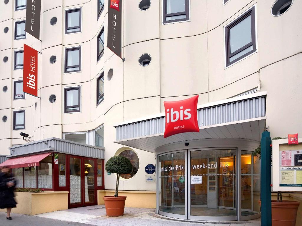 奥尔良ibis Orléans Centre Foch的前面有公共汽车标志的建筑