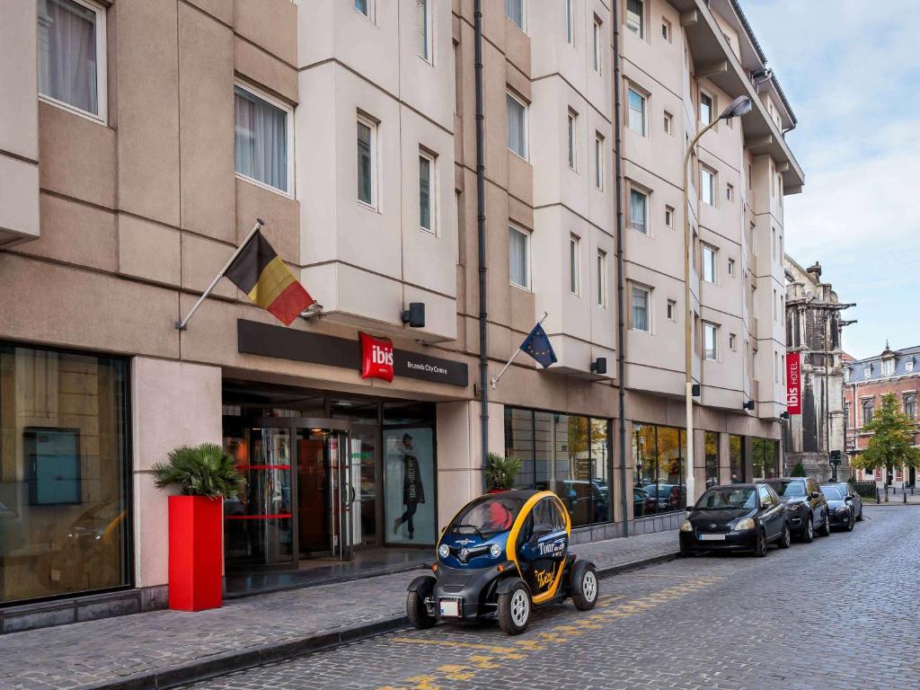 布鲁塞尔布鲁塞尔市中心宜必思酒店的停在大楼前的小汽车