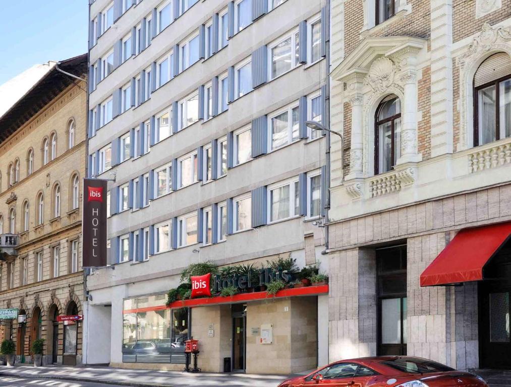 布达佩斯布达佩斯宜必思酒店的停在大楼前的红色汽车