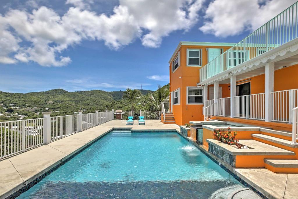 克里斯琴斯特德Breezy St Croix Bungalow with Pool and Ocean Views!的房屋阳台上的游泳池