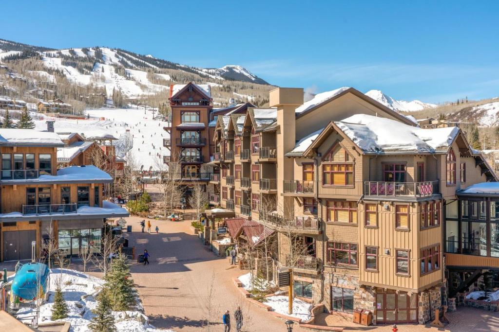 冬天的Capitol Peak Lodge by Snowmass Mountain Lodging