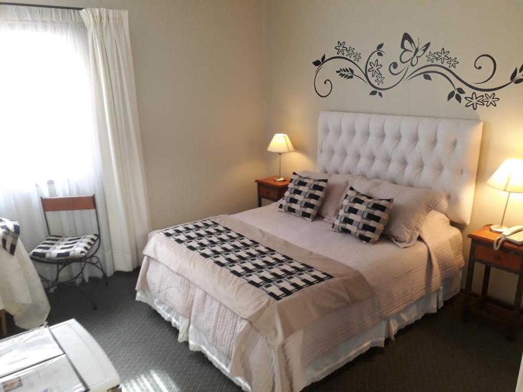 维纳德马Hotel Boutique 3 Poniente的一间卧室配有一张带黑白色棉被的床