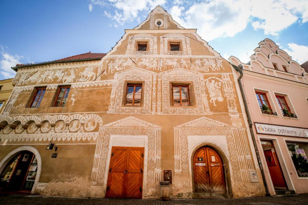 塔博尔Rodinný hostel Stárkův dům的一座带橙色门和塔楼的古老建筑