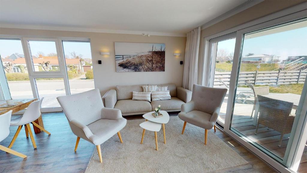 格洛米茨Beach'n'Sea Wohnung 4的客厅配有沙发、椅子和桌子
