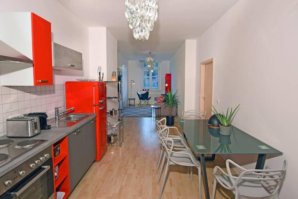 茨维考stylish city apartment in Zwickau的厨房配有绿桌和红色冰箱