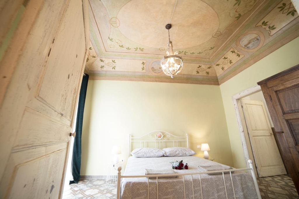 维科德尔加尔加诺Aria di Vico Aparthotel的卧室配有白色床和天花板