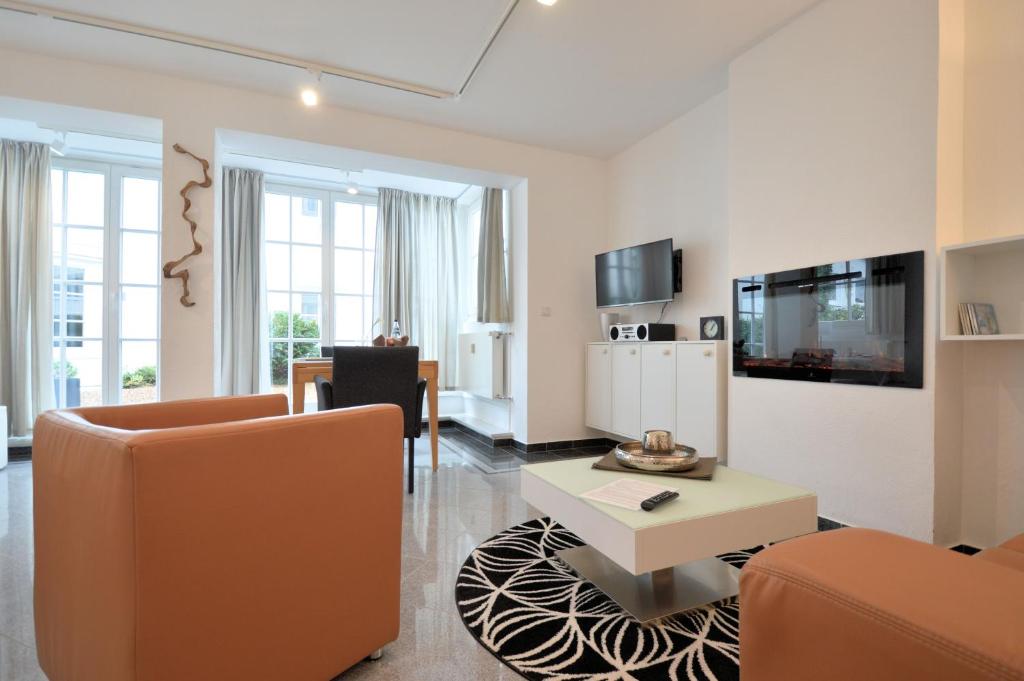 宾茨Atelier-Appartement Ambienta im Zentrum von Binz的客厅配有沙发和桌子