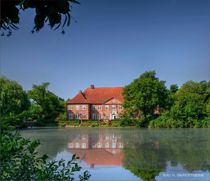 OsdorfHerrenhaus Borghorst的湖畔大型红砖房子